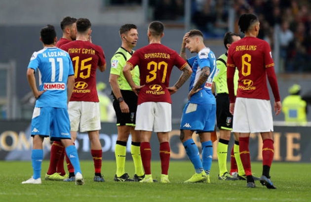 Trận Derby della Sole bị gián đoạn bởi nạn phân biệt chủng tộc