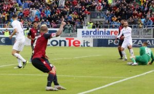 Giovanni Simeone ghi bàn vào lưới Cagliari