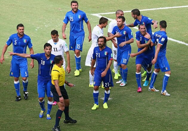 Chiellini bị Suarez cắn vào vai ở World Cup 2014.